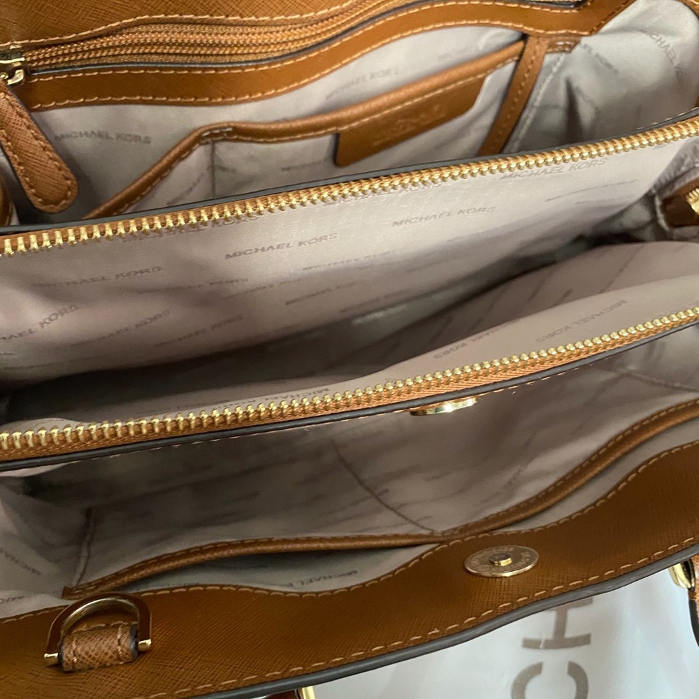 Michael Kors Satchel with matching wallet - Picture 3 of 9